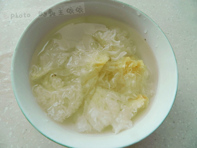 红糖皂角米银耳羹步骤2