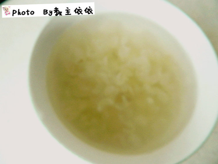 红糖皂角米银耳羹步骤1