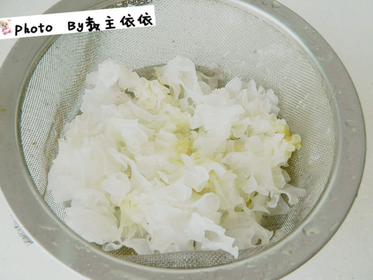 红糖皂角米银耳羹步骤5
