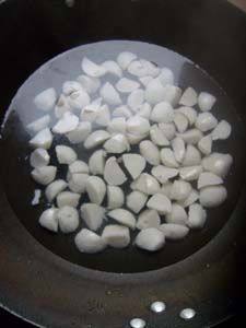 鱼丸皮蛋豆苗羹步骤4