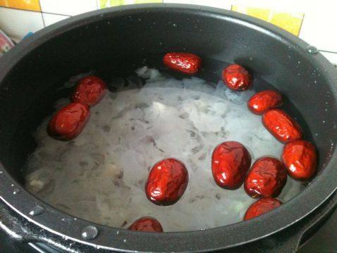 红豆红枣银耳羹步骤4