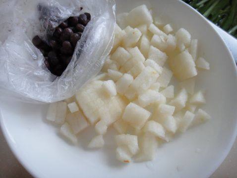 雪梨蜜豆米酒羹步骤1