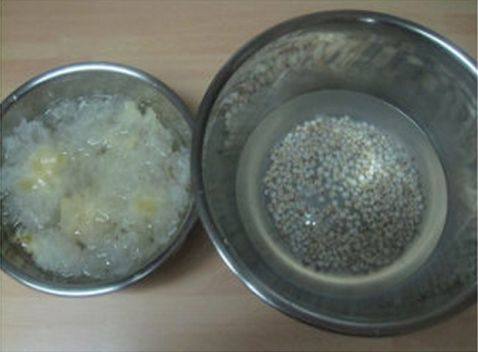 薏仁红枣银耳牛奶羹步骤1