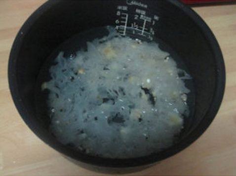薏仁红枣银耳牛奶羹步骤2