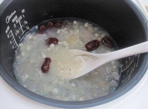 薏仁红枣银耳牛奶羹步骤5
