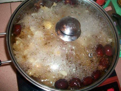 银耳莲子羹步骤4