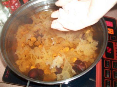 银耳莲子羹步骤5