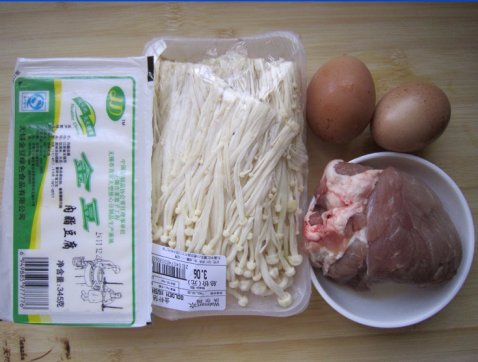 金针豆腐羹步骤1