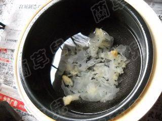 百合雪梨银耳羹步骤5