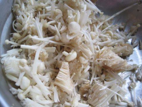 鸡腿肉菌菇羹步骤2