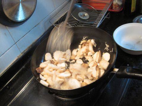 鸡腿肉菌菇羹步骤5