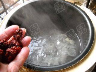 黑豆雪梨银耳羹步骤6