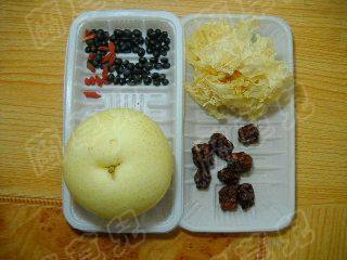 黑豆雪梨银耳羹步骤1