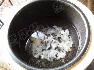 黑豆雪梨银耳羹步骤4