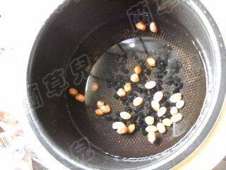 黑豆花生银耳羹步骤3