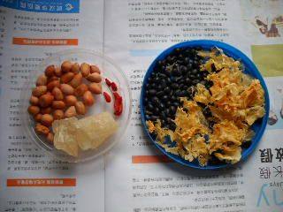 黑豆花生银耳羹步骤1