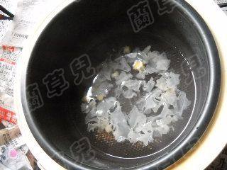 黑豆花生银耳羹步骤4