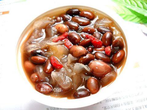 黑豆花生银耳羹步骤8