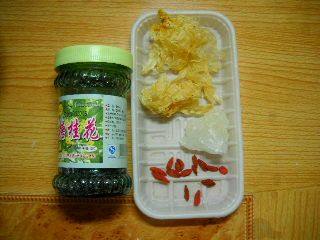 冰糖桂花银耳羹步骤1
