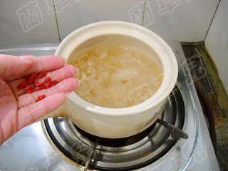 冰糖鸽蛋银耳羹步骤6