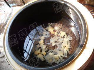 花生红枣银耳羹步骤3
