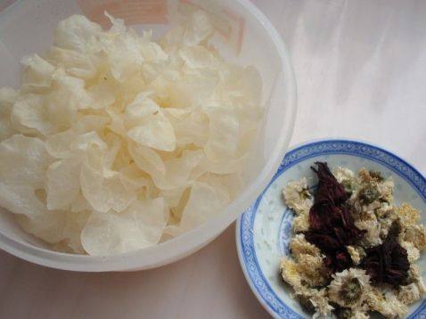 粉红银耳羹步骤1