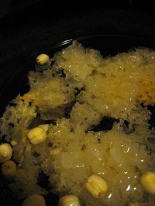 冰糖银耳莲子羹步骤4