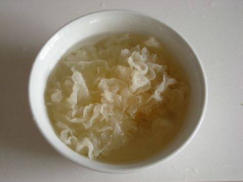 冰糖银耳桂圆羹步骤1