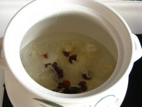 冰糖银耳桂圆羹步骤4