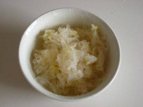 冰糖银耳桂圆羹步骤2