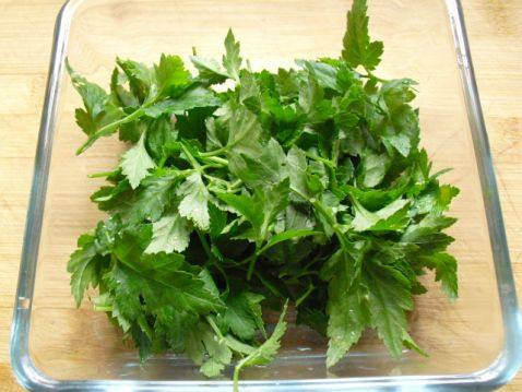 清热消暑的菊花汤羹步骤1