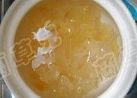 香蕉百合银耳羹步骤2