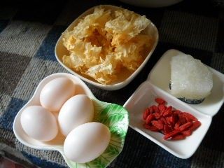鸽蛋银耳羹步骤1