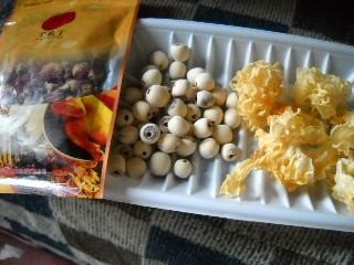 润泽肌肤之玫瑰银耳莲步骤1