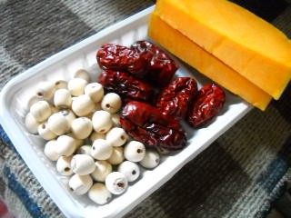 红枣莲子南瓜羹步骤1