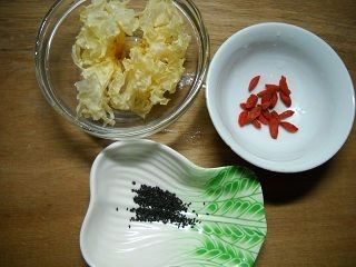南眉银耳羹步骤1