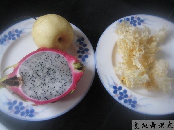 火龙果银耳羹步骤1