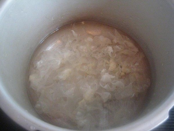 桂圆红枣银耳羹步骤2