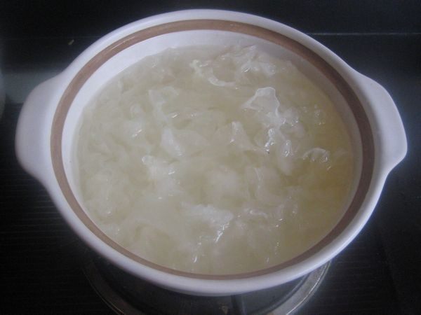 桂圆红枣银耳羹步骤4