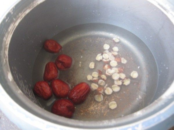 酒酿南瓜莲子蛋花羹步骤2