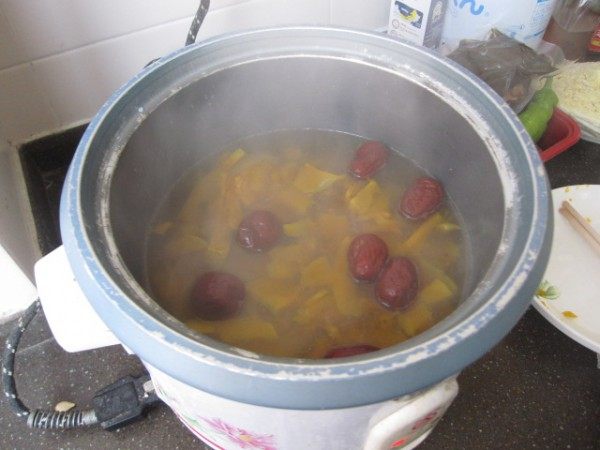 酒酿南瓜莲子蛋花羹步骤4
