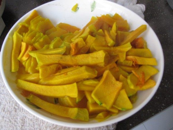 酒酿南瓜莲子蛋花羹步骤3