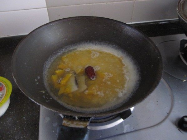 酒酿南瓜莲子蛋花羹步骤6