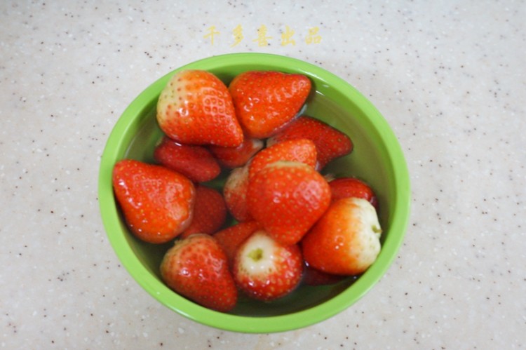 鲜榨草莓汁步骤2