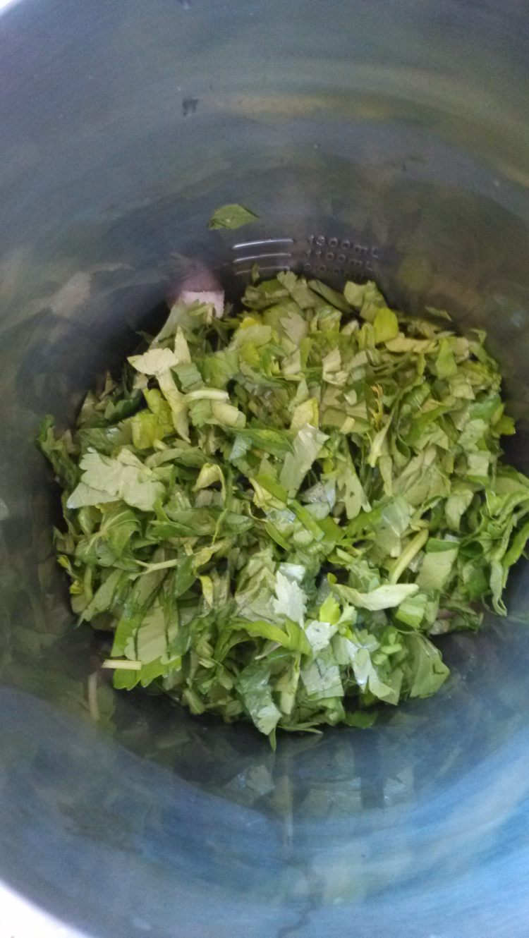 鲜榨芹菜梨汁步骤5