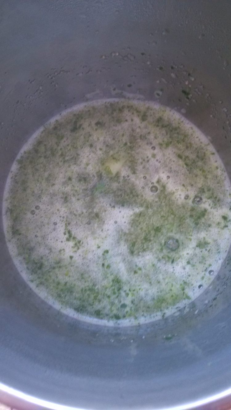 鲜榨芹菜梨汁步骤7