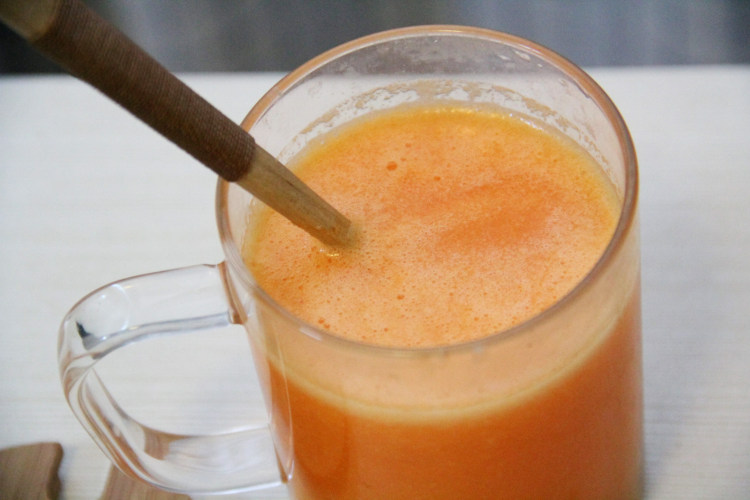 鲜榨橘子胡萝卜苹果汁步骤4