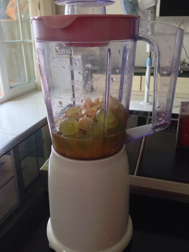 葡萄水蜜桃汁步骤5