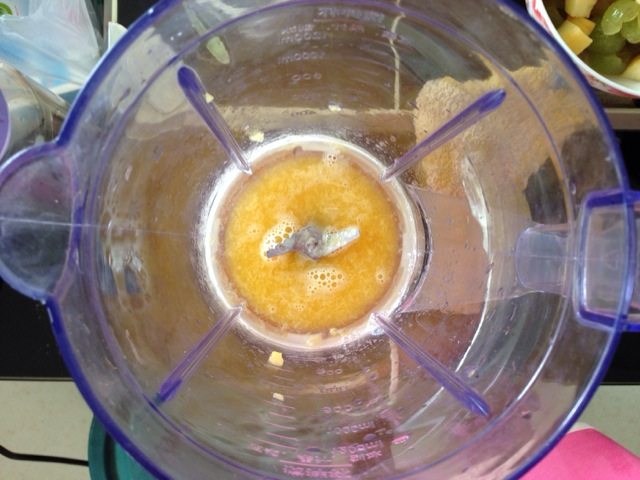 葡萄水蜜桃汁步骤4
