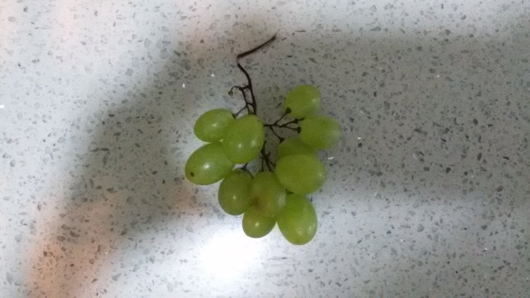 鲜榨无籽葡萄汁步骤1